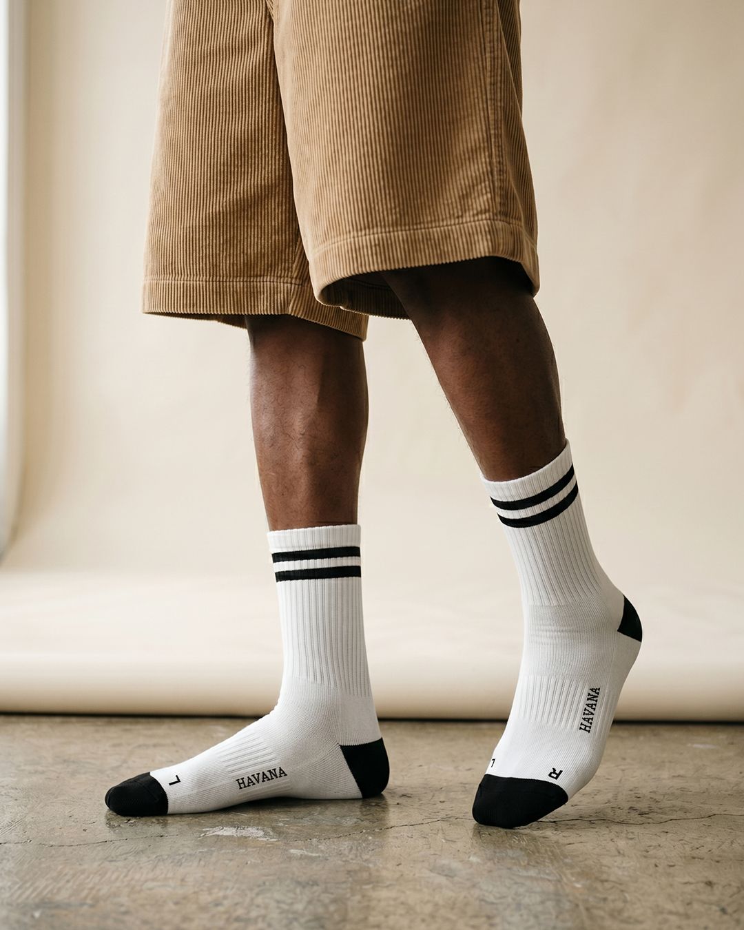 جوارب بيسك تقيلة – أبيض بكعب وأصابع أسود